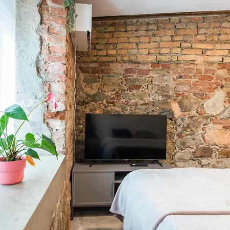 Neat Little With Free Parking *