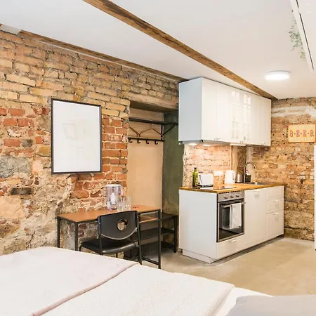 Neat Little With Free Parking 리가