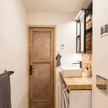 Neat Little With Free Parking Апартаменти